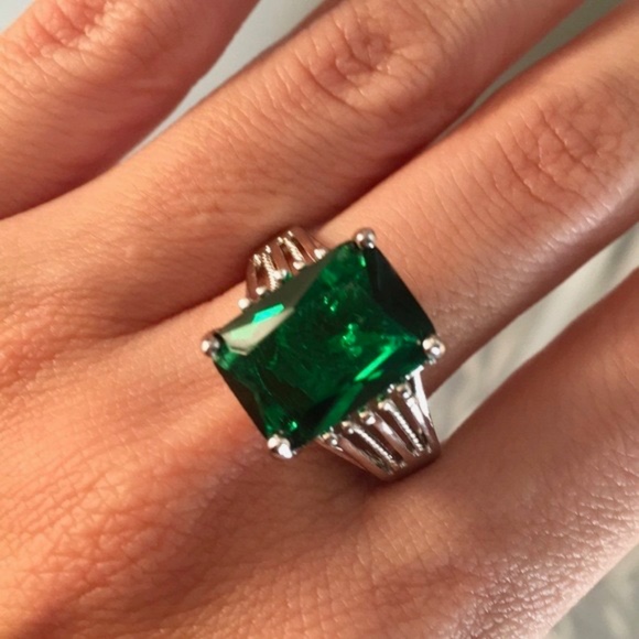 Jewelry - Beautiful Green Gemstone Ring Size 10